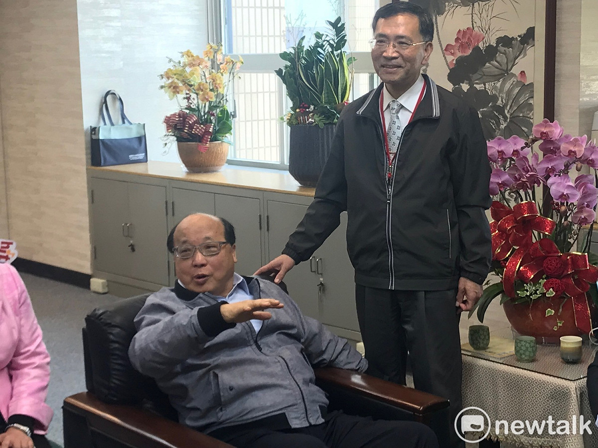 旺旺中時副董事長胡志強（左）與台北市副市長蔡炳坤（右）。 圖：周煊惠 ／攝