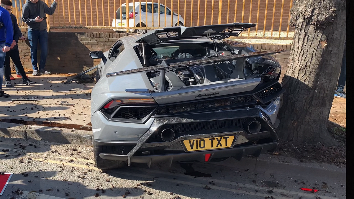 英國藍寶堅尼車聚現場意外發生車禍，名車秒變廢鐵。 圖／翻攝自 F1 YMS YouTube 影片截圖