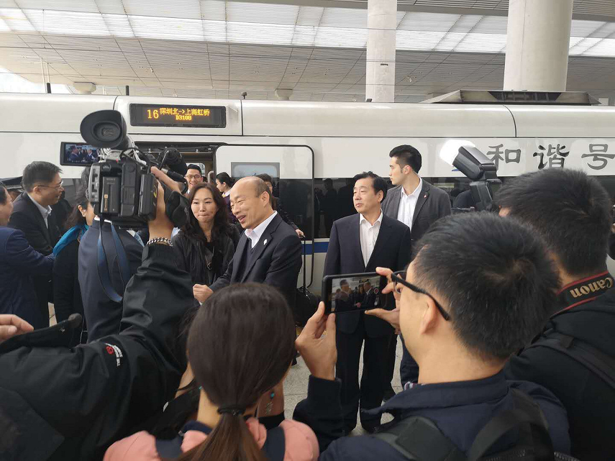 韓國瑜（中）、太太李佳芬（中左）一行人，26日一早於深圳北站搭乘上午8點24分深廈高鐵列車「和諧號」，在11點54分抵廈門，車程約3.5小時。  圖：翻攝自中國台灣網