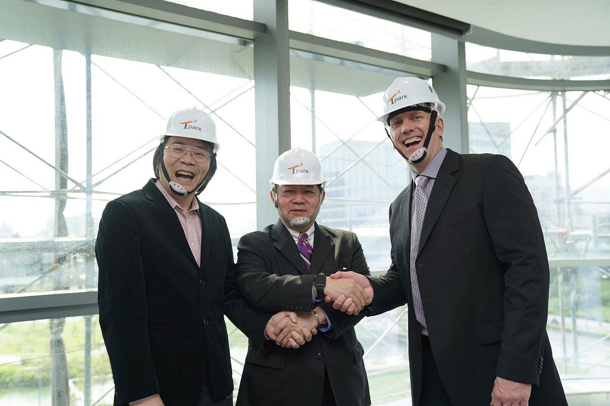 Google裝置與服務資深副總裁Rick Osterloh(圖右)、Google台灣董事總經理簡立峰(圖左)到訪 Tpark，由遠東集團徐旭東董事長(圖中)親自說明設計理念。 圖：Google台灣／提供