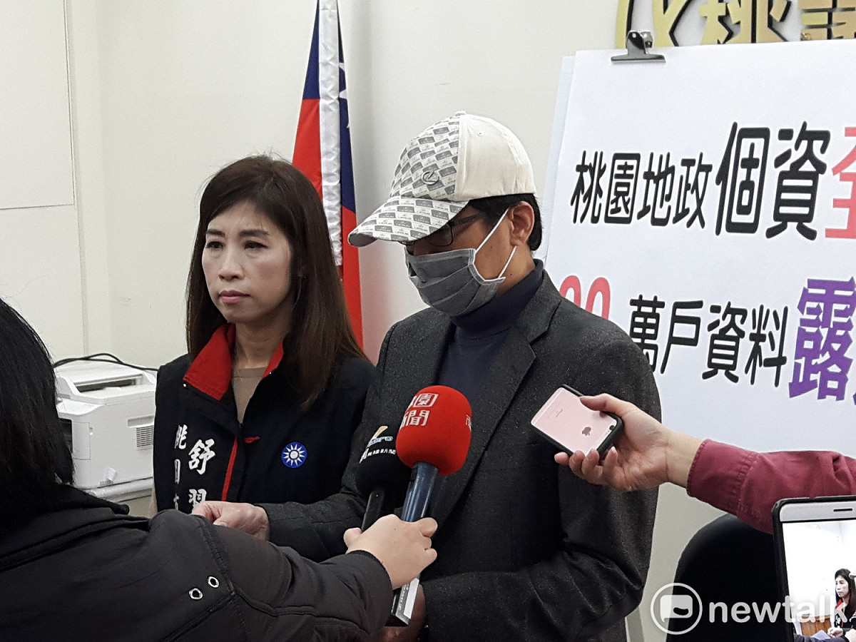 桃市議員舒翠玲質疑政府單位是否有內神通外鬼外洩民眾個資，要求中央及市府拿出行動補救此事。 圖：林昀真／攝
