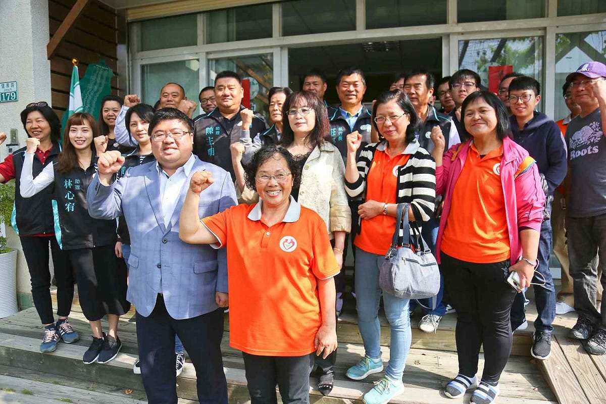民進黨嘉義縣立委蔡易餘今天完成黨內初選登記，在縣黨部門口與支持者呼口號。 圖：蔡易餘競選團隊/提供