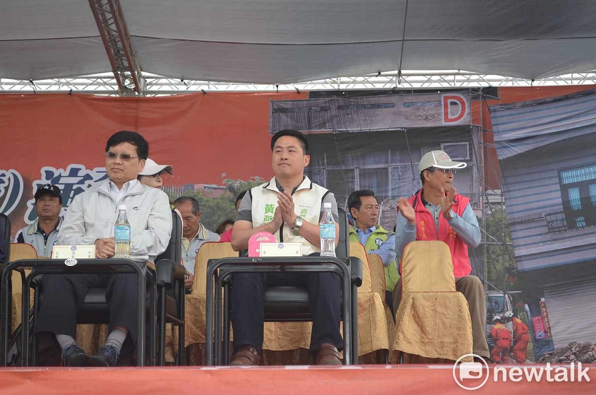 參選市議員失利的黃盈智（中）轉戰立委跑道，今天完成初選登記。 圖：蔡坤龍/攝