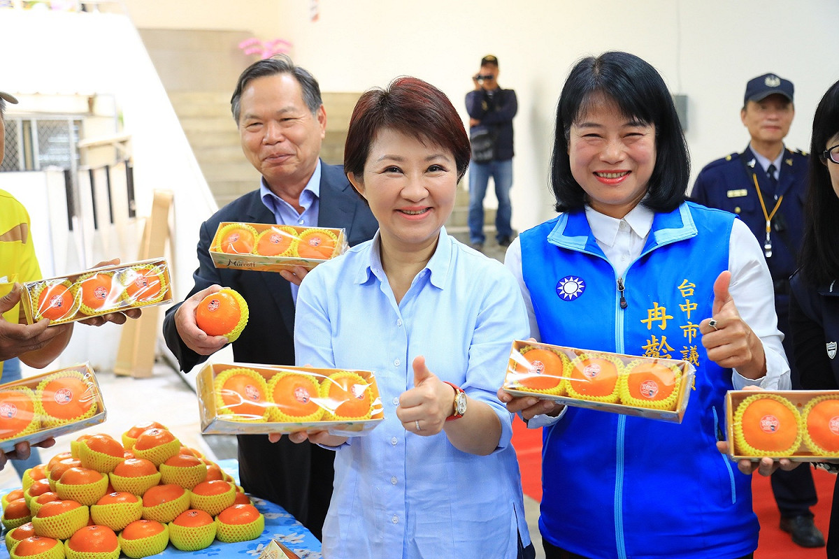 盧秀燕行銷茂谷柑。 圖 : 台中市政府/提供