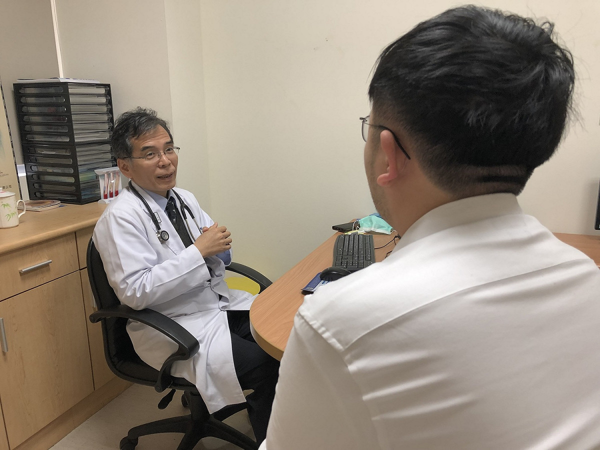 光田綜合醫院醫療副院長張家築向民眾衛教香菸會傷害腎臟。 光田綜合醫院/提供
