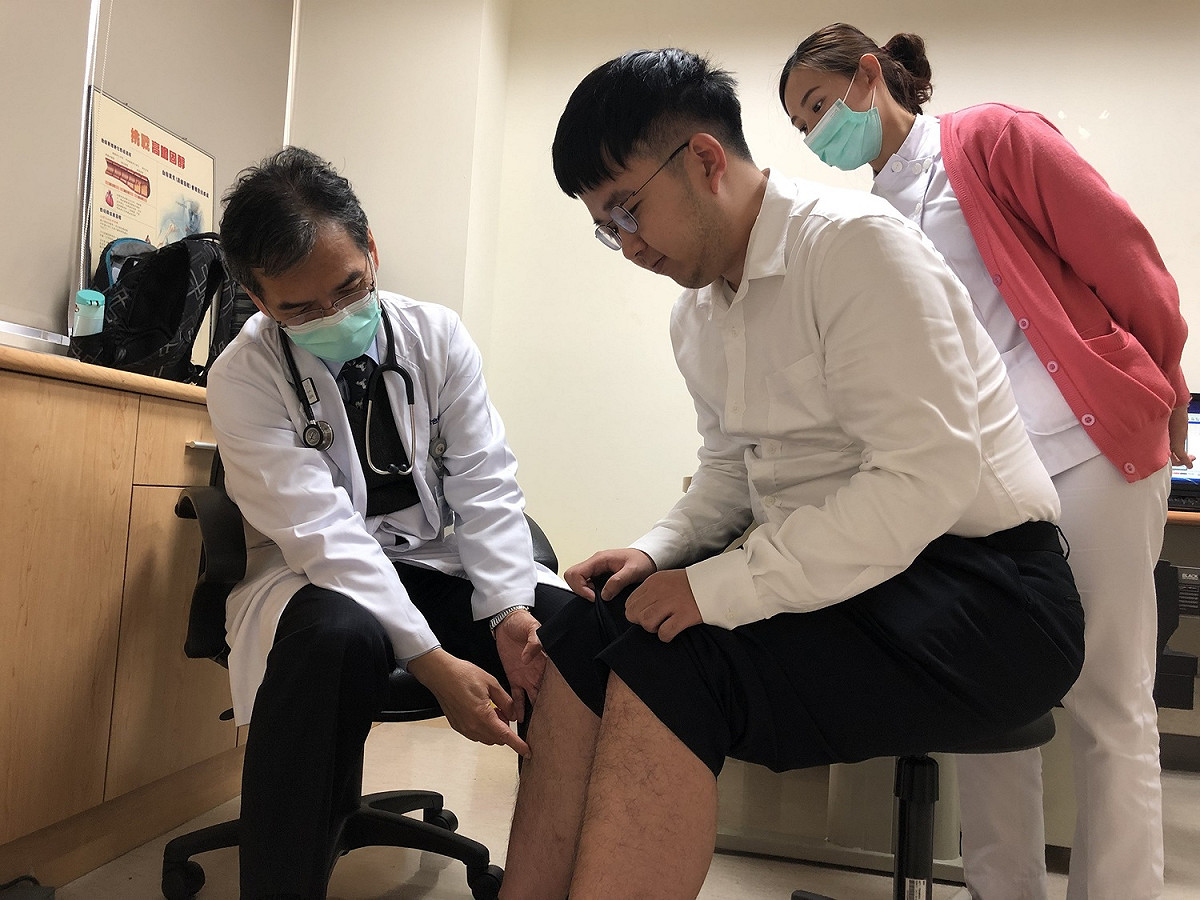 光田綜合醫院醫療副院長張家築（左一）檢查民眾有無水腫狀況。（圖非當事人） 光田綜合醫院/提供