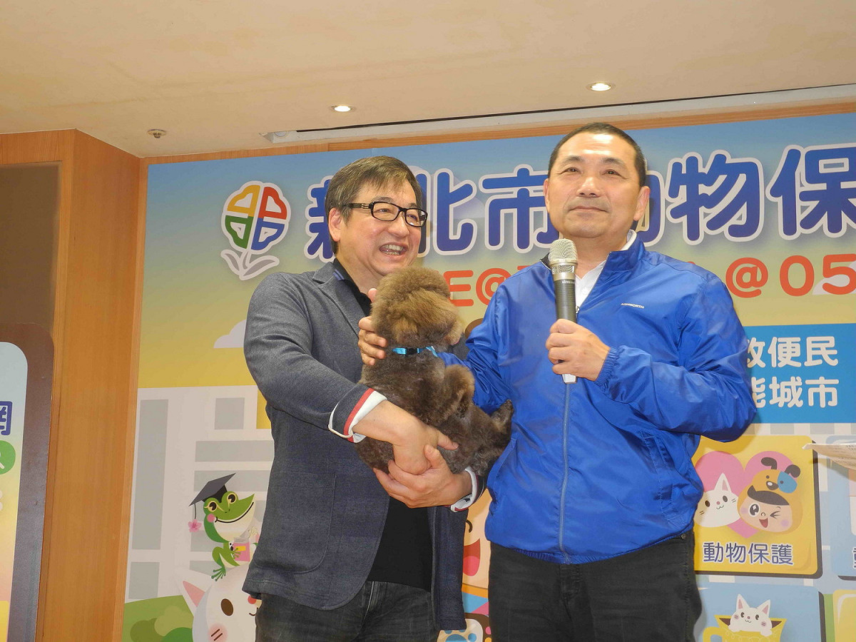 新北動保網Line@社群起跑記者會，資深媒體人李濤帶太太李豔秋愛犬「嘎逼」出席，和市長侯友宜不約而同自曝在家裡是輸給狗狗的二等公民。  圖：王峻昌/攝