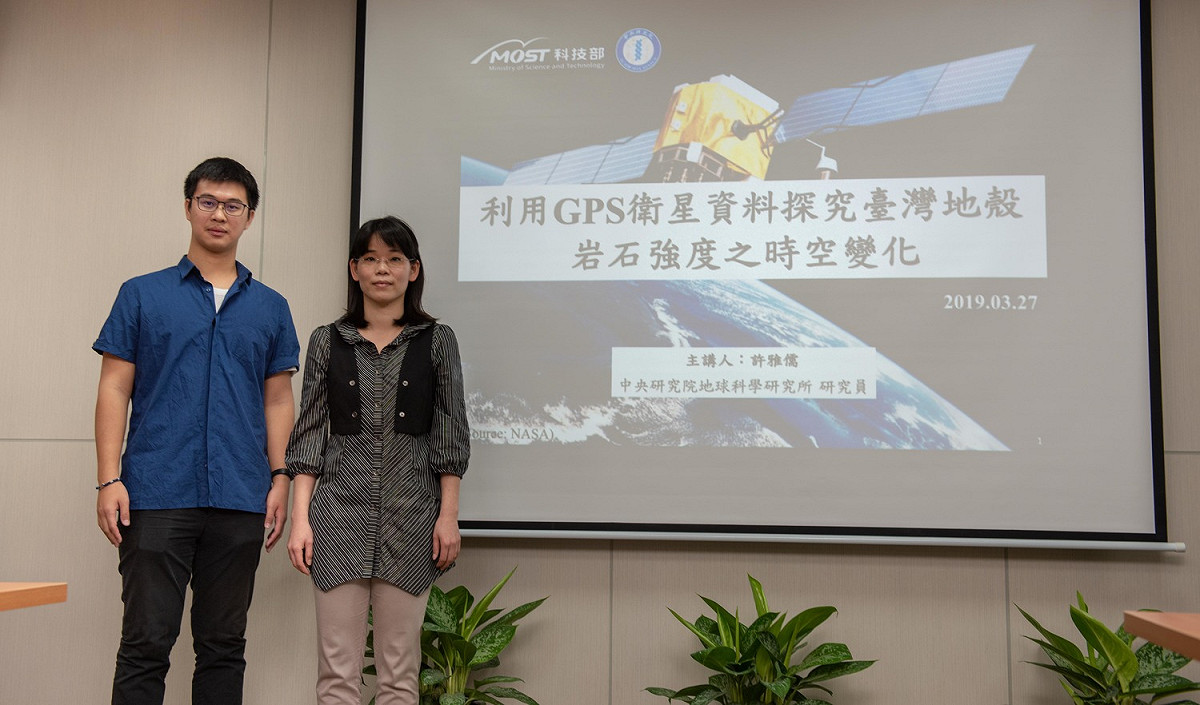 台大地質所博士生唐啓賢（左）、中研院地質所研究員許雅儒（右）。 圖：中研院／提供