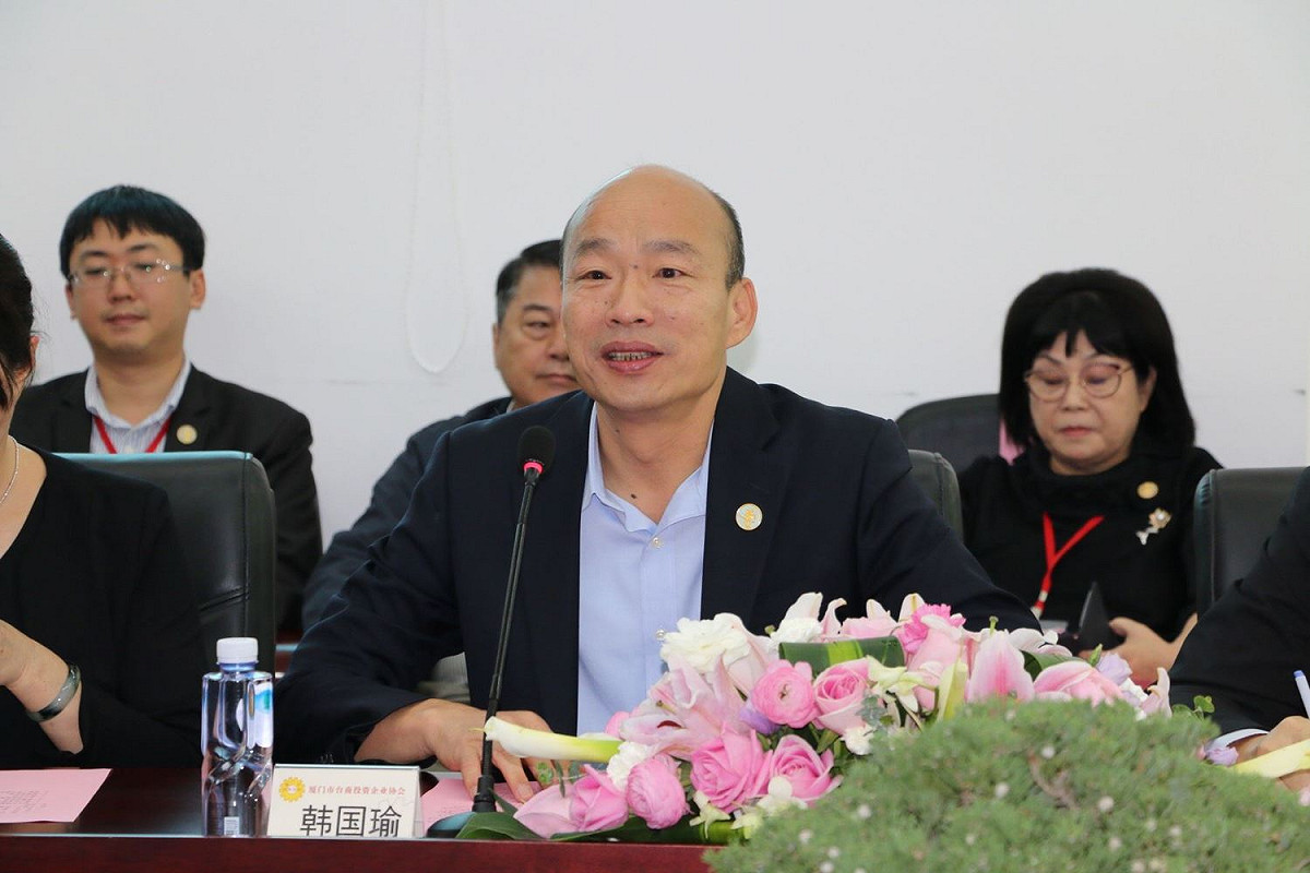 高雄市長韓國瑜日前在市政會議上罕見動怒，因時任環保局副局長謝汀嵩翹二郎腿又左右張望，讓他破口大罵「什麼態度」，狠批謝汀嵩沒有紀律。 圖：高雄市政府／提供（資料照片）