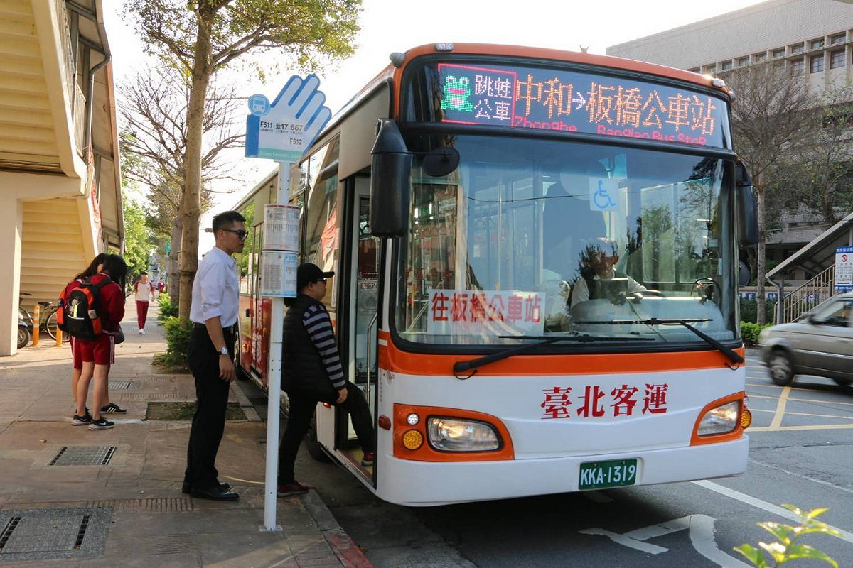 「中和－板橋公車站」跳蛙公車將於4月1日通車，提供中和穗和地區民眾在上午尖峰時段直達板橋公車站，較原667公車路線節省10分鐘車程。  圖：新北市交通局提供