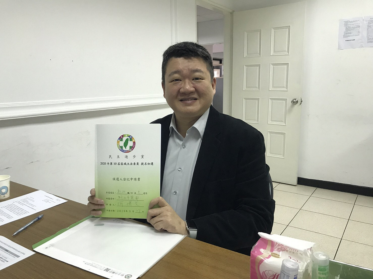 民進黨新北市議會黨團總召何博文27日前往新北市黨部完成板橋西區立委初選登記。 圖：何博文／提供