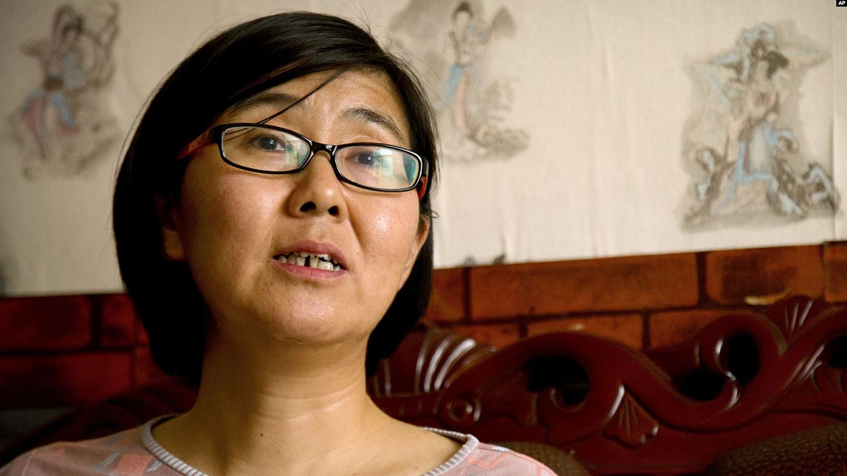 中國女性人權律師王宇27日晚間在美國駐北京大使館外被警察帶走。 圖：翻攝美國之音中文網