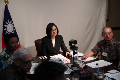 台美日前共同宣布成立「印太民主治理諮商」對話，蔡總統預告將在9月舉辦首次會議，討論如何發揮各自優勢及共享價值，以幫助區域國家面對治理挑戰。本月初台灣舉辦印太區域首場宗教自由對話，也是民主的重要里程碑。 圖：中央社