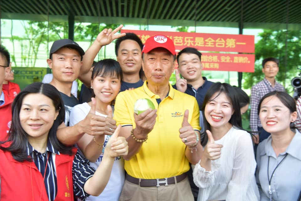 鴻海集團董事長郭台銘在富士康深圳廠區推銷台灣芭樂。 圖：取自郭台銘臉書(資料照片)