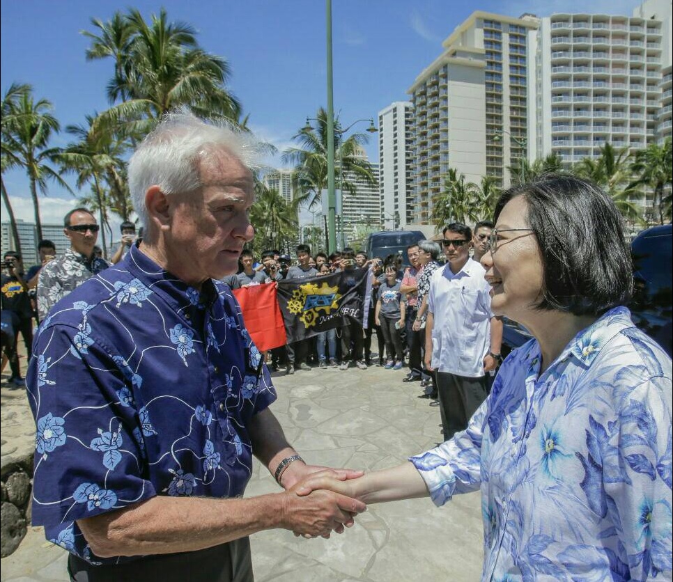 總統蔡英文結束夏威夷過境行程，預計將於今（28）晚8時20分返抵國門。 圖：翻攝自蔡英文LINE
