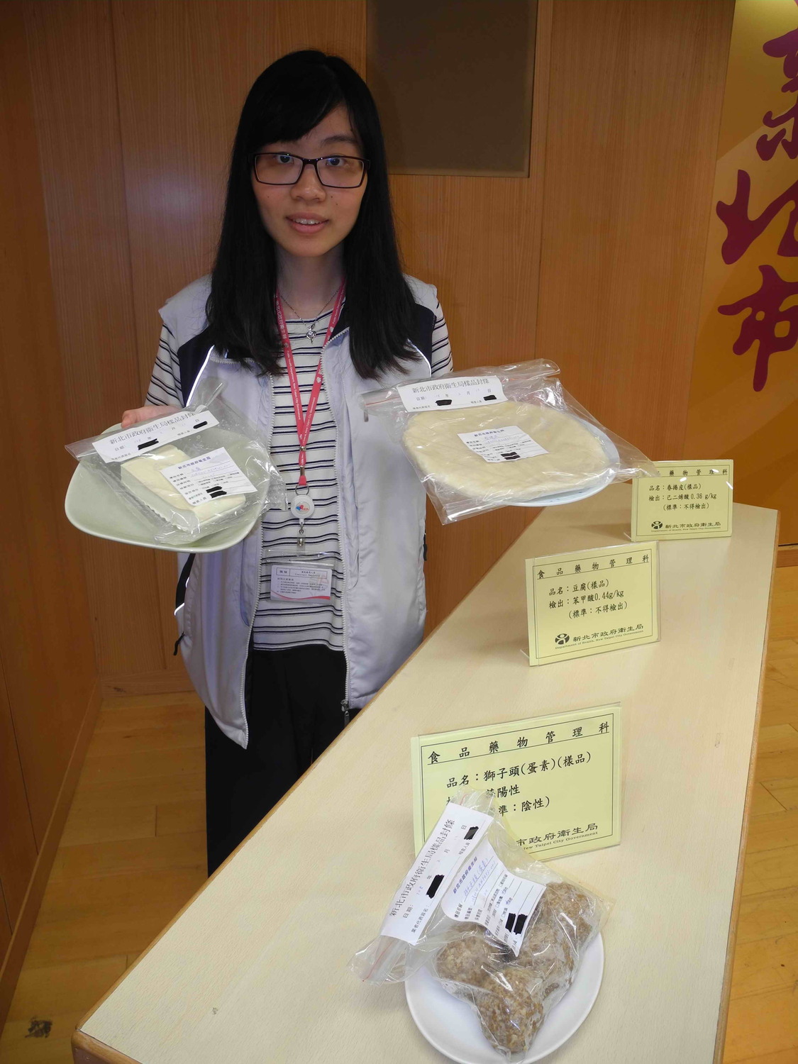 新北市衛生局抽驗掃墓應景食品95件，有1件「獅子頭（蛋素）」標示不實；另有「春捲皮」、「豆腐」各1件被檢出含防腐劑。  圖：王峻昌/攝
