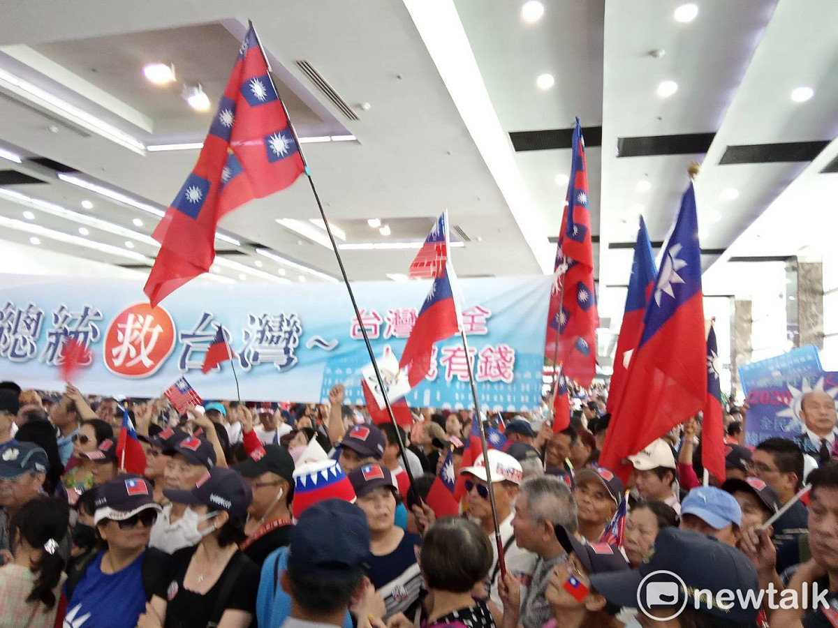 高雄市長韓國瑜將返抵小港機場，現場大批韓粉湧入。 圖：孫家銘／攝