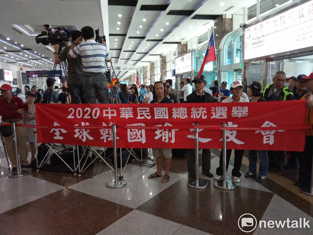 高雄市長韓國瑜將返抵小港機場，全球韓國瑜之友會力挺韓國瑜選總統。 圖：孫家銘／攝