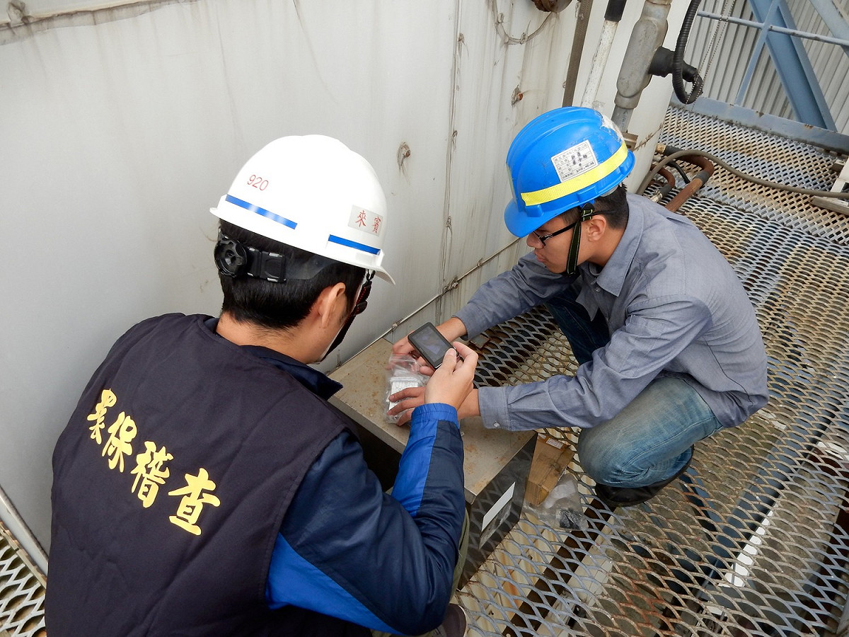 新北市環保局稽查人員於工廠內進行空氣污染查核。 圖：新北市政府環保局/提供