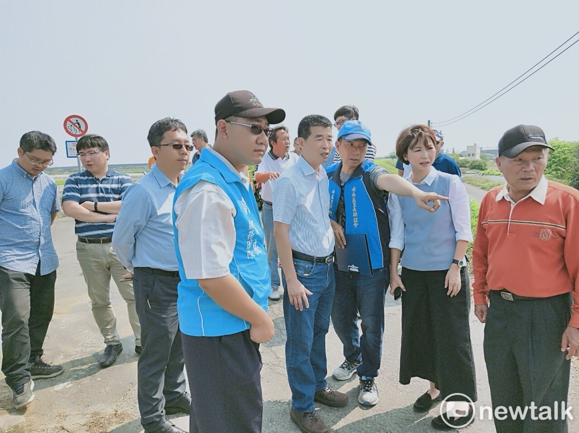 陳亭妃會同砂崙里長陳泰豐、青草里長魏武雄，邀集第六河川局長邱忠川會勘防汛道路。 圖 : 黃博郎/攝