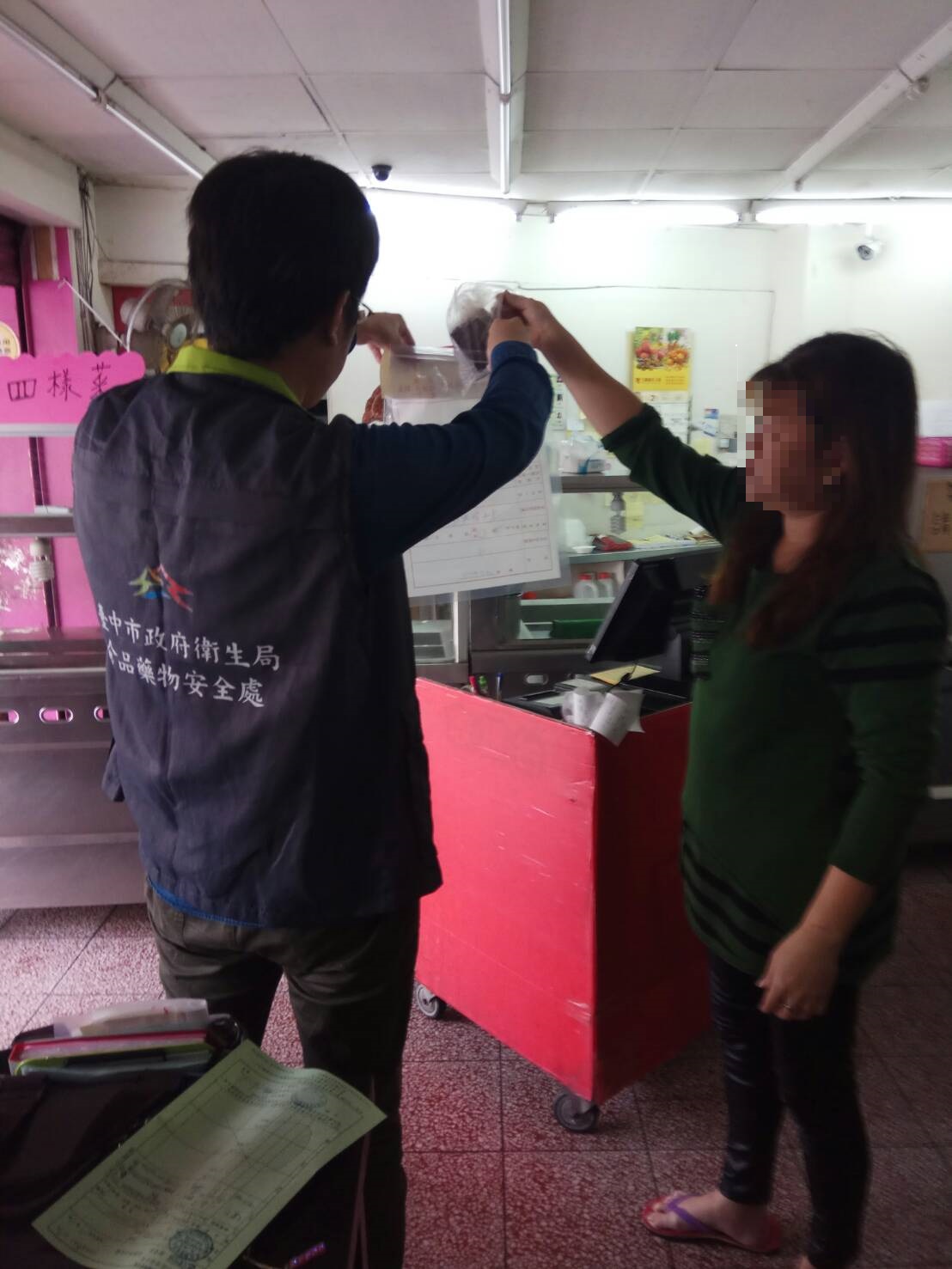 台中食安處抽驗清明祭祖常見食品，165件中有兩件豆乾驗出超標防腐劑。 圖：台中食安處/提供