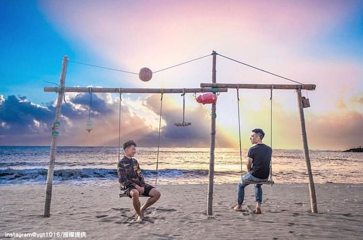 每當夕陽西下漫天橘紅的景色，也為漁光島增添不同的風貌。 圖：翻攝自instagram ygt1016 /開放權限