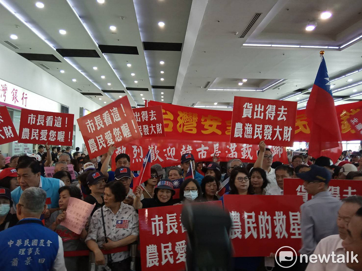 大批韓粉到小港機場接機。 圖 : 孫家銘／攝