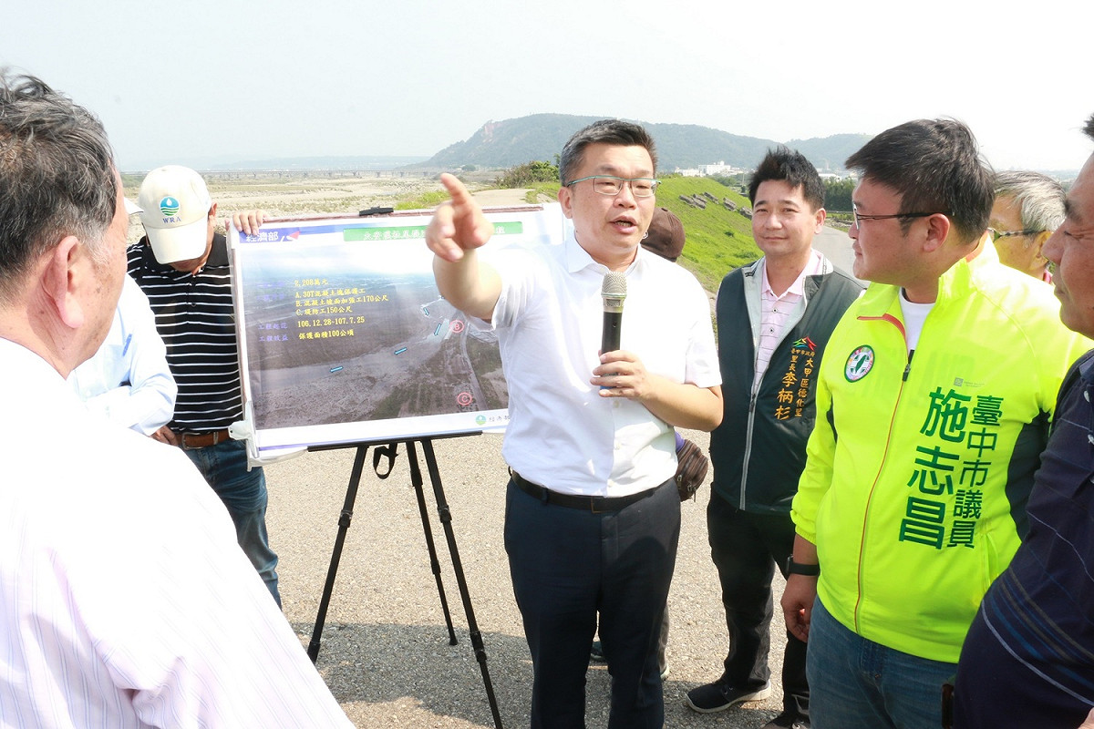 蔡其昌向當地民眾說明堤防護岸整治作業進度。 圖 : 蔡其昌辦公室/提供