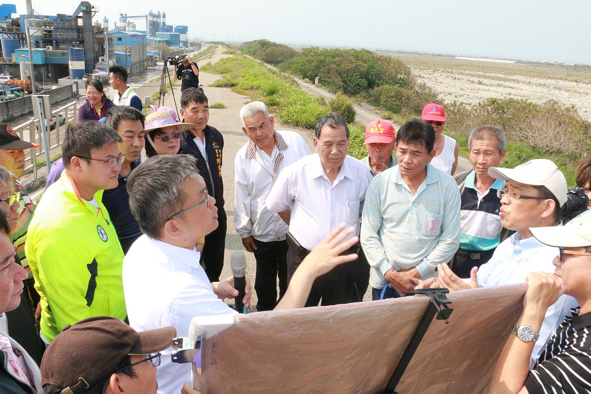 蔡其昌向當地民眾說明堤防護岸整治作業進度。 圖 : 蔡其昌辦公室/提供