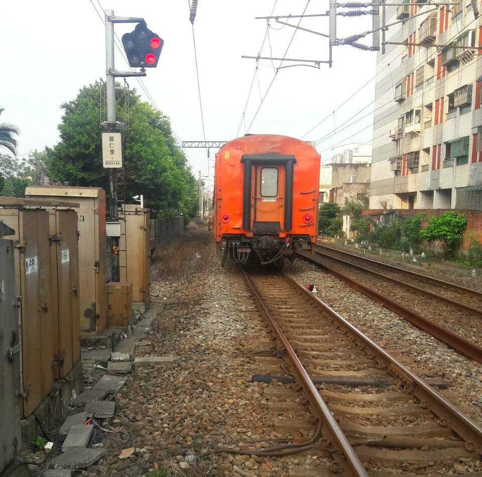 台鐵莒光號列車於中壢至內壢間的普義平交道發生死傷事故，目前以單線雙向行車。 圖：台鐵/提供