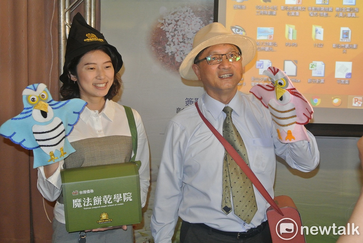 彰化市長林世賢拿著南路鷹玩偶說起八卦山的生態，如數家珍。 圖：唐復年/攝
