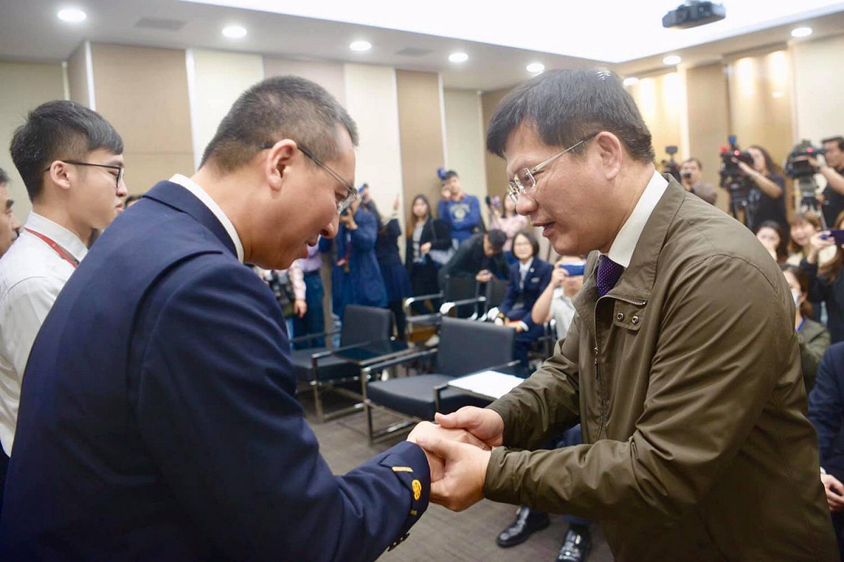 交通部長林佳龍頒獎感謝發生在松山火車站的持刀男子意圖傷人事件中，台鐵同仁及見義勇為的旅客「正義哥」鄭瑋文先生，聯手保護了乘客的安全。 圖：翻攝林佳龍臉書