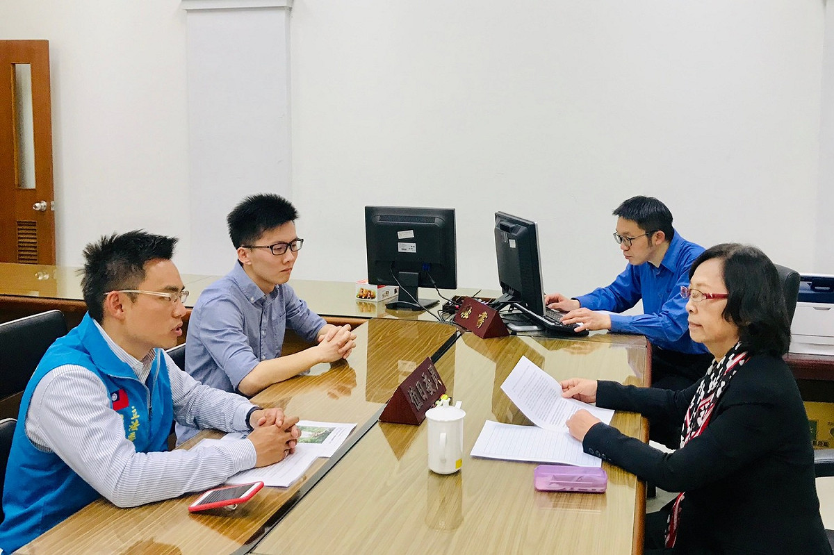 國民黨發言人洪孟楷、副發言人蕭敬嚴今（29）天前往前往監察院舉發台中監獄放任受刑人陳水扁違反四不保外就醫原則，要求監委糾正彈劾失職人員。 圖：讀者/提供