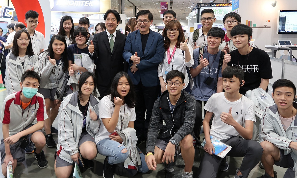 前行政院長賴清德29日參觀南港智慧城市展時與中崙高中學生合照。 圖：林朝億/攝