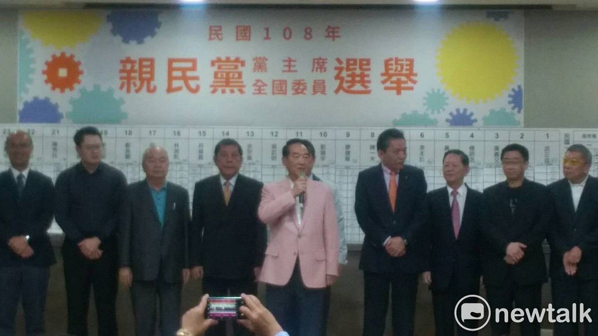 親民黨今天舉行黨主席與全國委員選舉，黨主席宋楚瑜同額競選，獲4393票順利連任。 圖：趙婉淳／攝