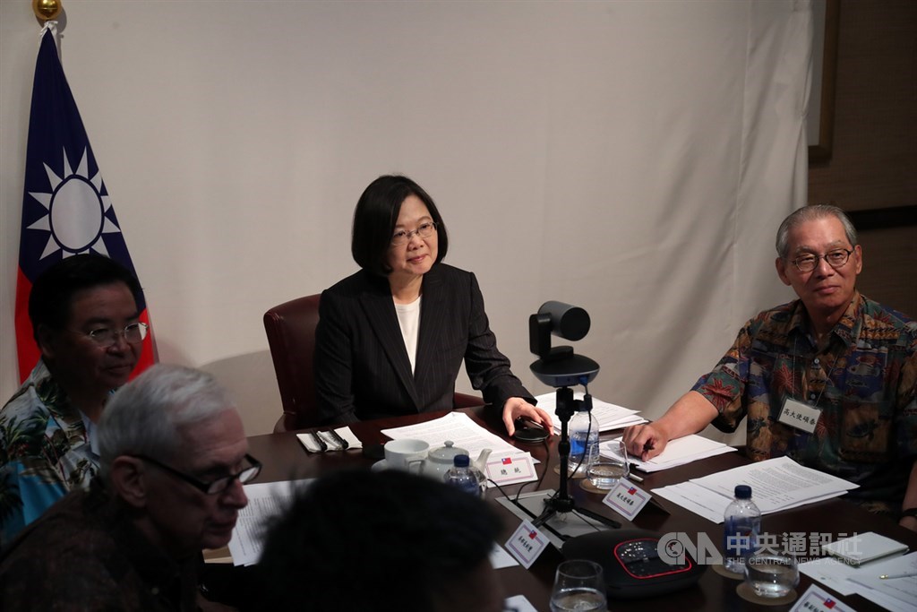 總統蔡英文（中）出訪太平洋3友邦過境夏威夷，台灣時間28日以視訊向華府聯邦參議員賈德納等重要人士發表演說。  圖/中央社