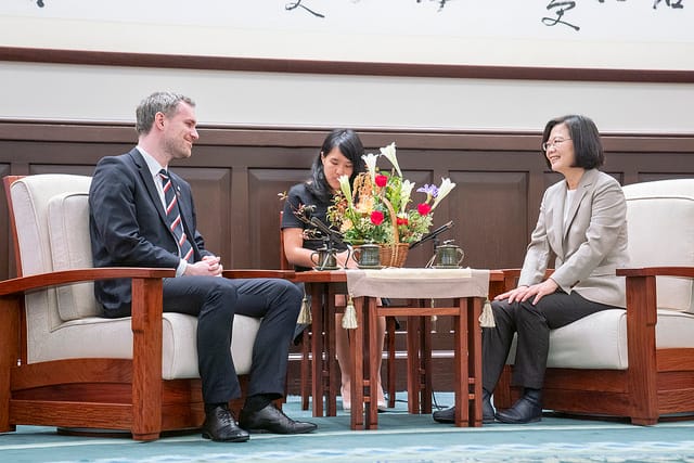總統蔡英文今(30)日接見捷克布拉格市長賀瑞普（左），感謝他對台灣的支持。 圖：總統府提供