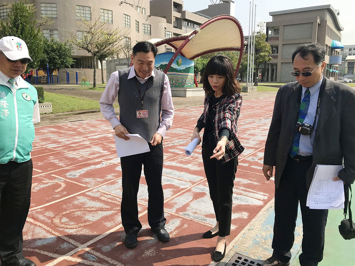 洪慈庸去年與市議員蕭隆澤前往頭家國小關心跑道老舊問題。 圖：洪慈庸辦公室/提供