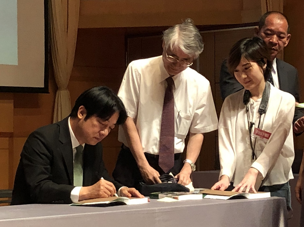 賴清德返回從政之路的起點─台南，舉辦新書「用行動帶來希望：賴清德的決策風格」簽書會，現場擠進數百位民眾排隊等候簽書。 圖：黃博郎/攝