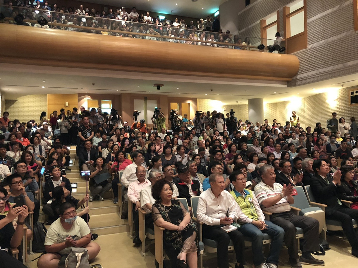 賴清德在台南舉辦新書「用行動帶來希望：賴清德的決策風格」簽書會，現場擠進數百位民眾。 圖：黃博郎/攝