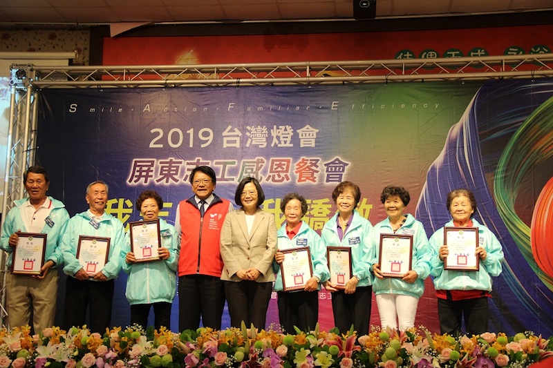 屏東縣政府為感謝6000多名志工無私的奉獻，今（30）日舉辦感恩餐會，蔡英文總統也親赴現場頒獎給志工。 圖：屏東縣政府/提供