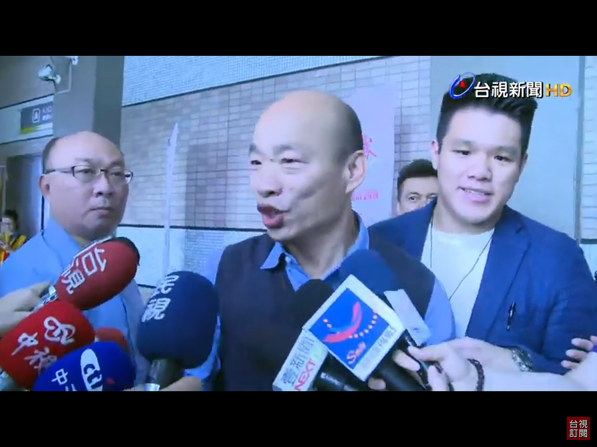 面對媒體追問選不選2020總統，韓國瑜回說「怎麼老問這個問選，好累了，我們唱首歌罷，過兩天請大家聚一聚」。媒體接著要求「現在唱好了」，韓國瑜當場即興唱出「我堅持不考慮2020」後匆匆離去，留下傻眼媒體一陣錯愕，頻頻問同業「你剛剛有錄音嗎？」 圖：翻攝自台視新聞畫面