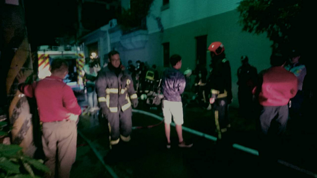 消防人員在3樓發現5名傷者，屋主夫婦送醫後不治，三名子女則是緊急送往沙鹿光田醫院與梧棲童綜合醫院救治。