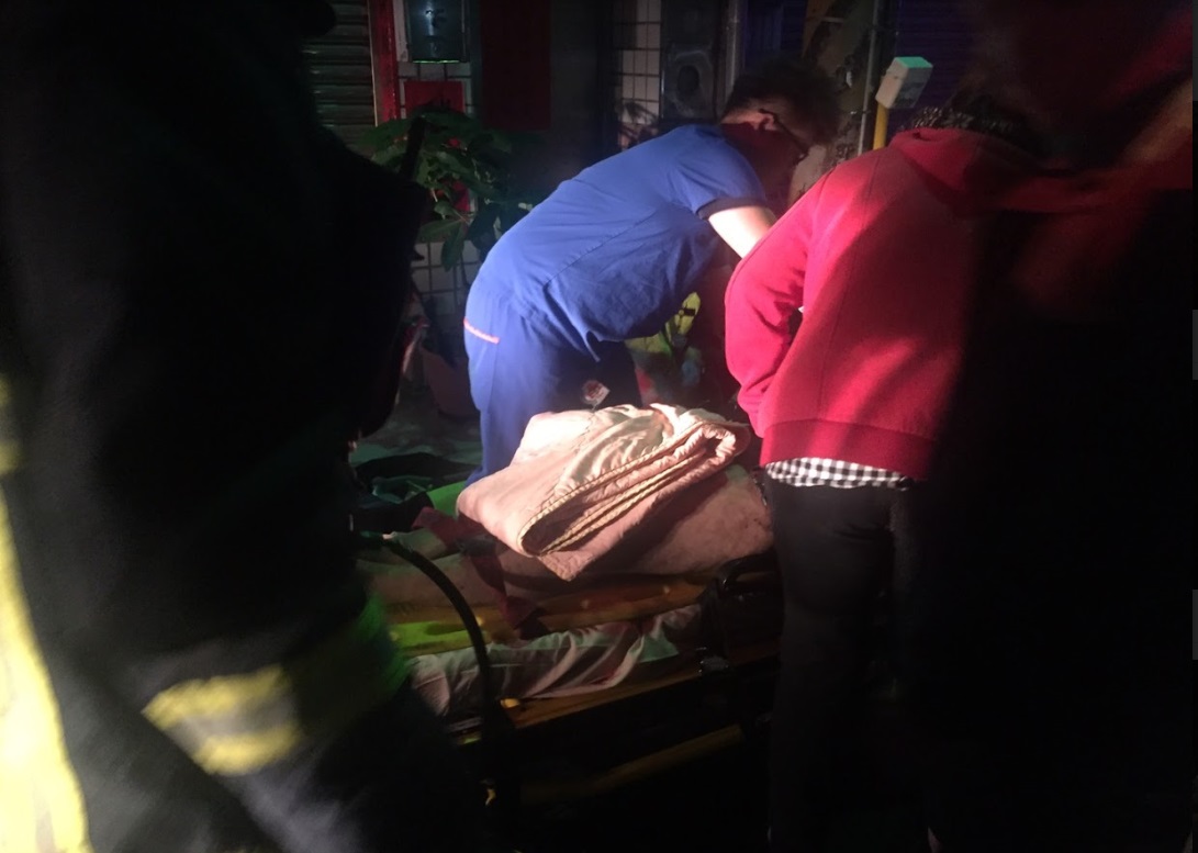 消防人員在3樓發現5名傷者，屋主夫婦送醫後不治，三名子女則是緊急送往沙鹿光田醫院與梧棲童綜合醫院救治。