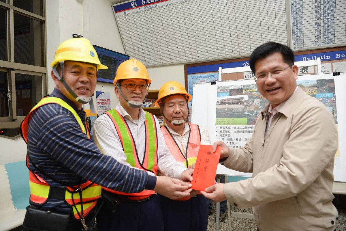交通部長林佳龍於昨（30）日夜間視察台中地區前瞻基礎建設「台鐵成功追分段鐵路雙軌化新建工程」南線軌道切換作業。致贈加菜金。 圖：交通部台灣鐵路管理局/提供