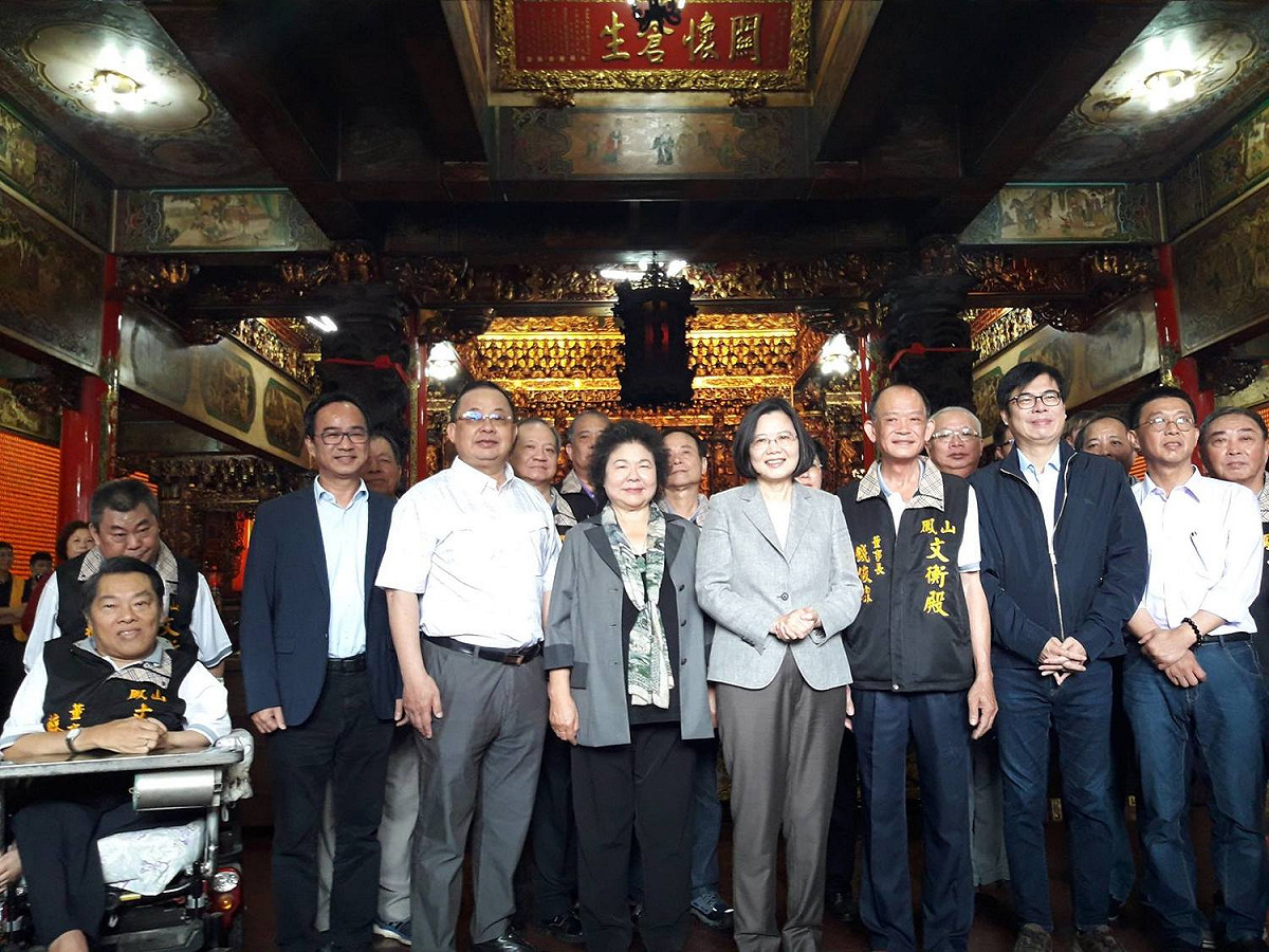 今天蔡英文總統至高雄展開廟宇參拜之旅，媒體趁蔡英文和廟方人員合照時，隔空喊話問：「請問『蔡賴配』破局了嗎？」蔡英文用手貼近耳朵說：「聽不見！」 圖：翻攝自鳳山 - 赤山文衡殿臉書