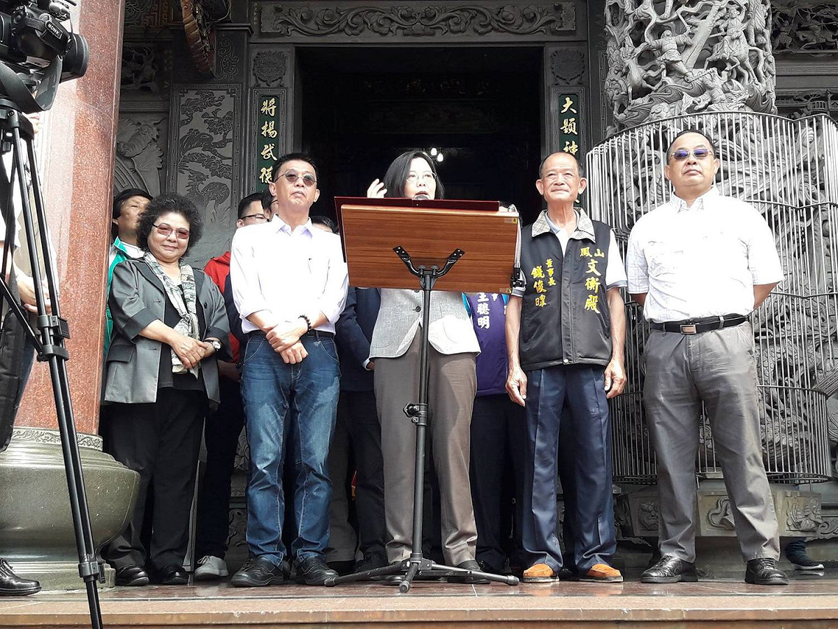 今總統蔡英文南下致詞表示，台灣已經與世界接軌，經濟不要只靠一個中國，更重申她將捍衛台灣主權，拒絕一國兩制，全世界都會支持台灣。 圖：翻攝自鳳山 - 赤山文衡殿臉書