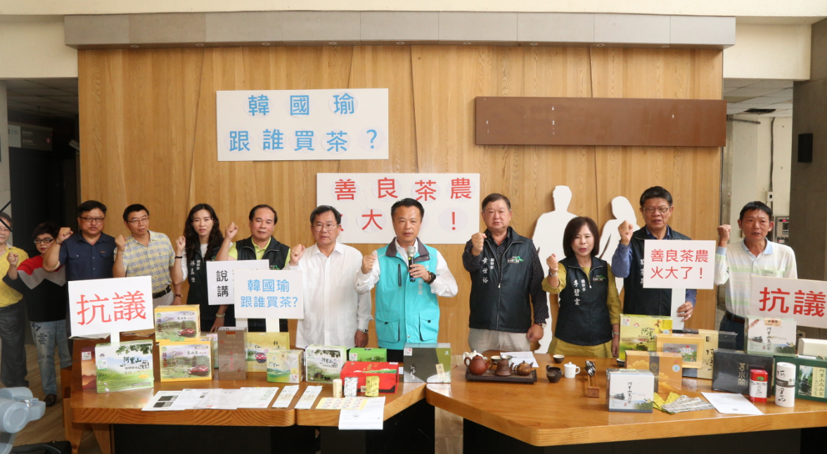 韓國瑜被批擔任北農總經理任內在北農簽訂1萬盒茶葉MOU，後來實際出貨700盒，韓表示嘉義縣長翁章梁，請專心幫農民爭取訂單保障權益，問自己幫農民做了什麼，不要只顧搞政治動作，混肴視聽。 圖：嘉義縣政府提供