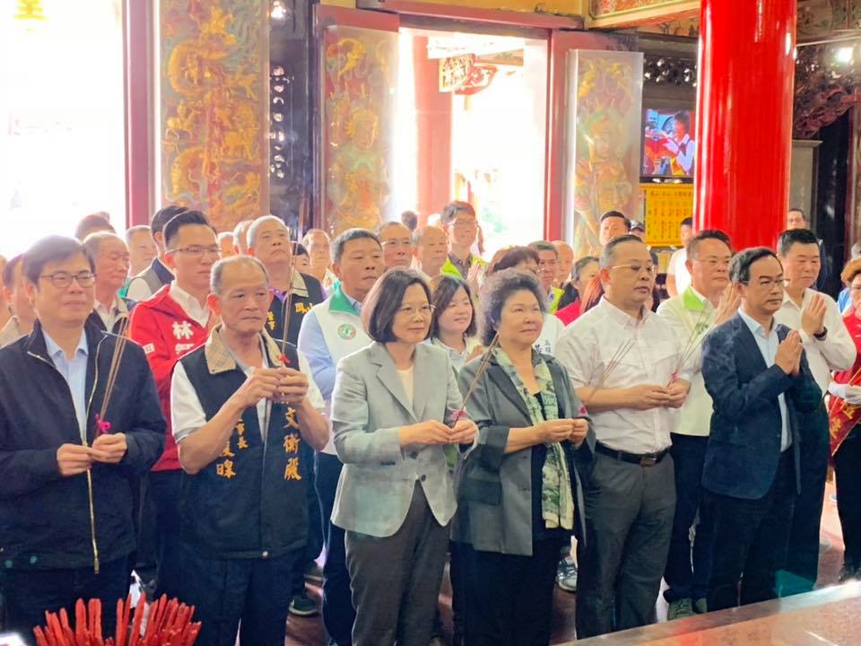 陳菊陪同蔡英文總統回到高雄，稍早在臉書表示，台灣在總統的帶領下正走在正確的道路，感謝大家做總統的後盾，讓我們一起繼續努力！ 圖：翻攝自陳菊臉書