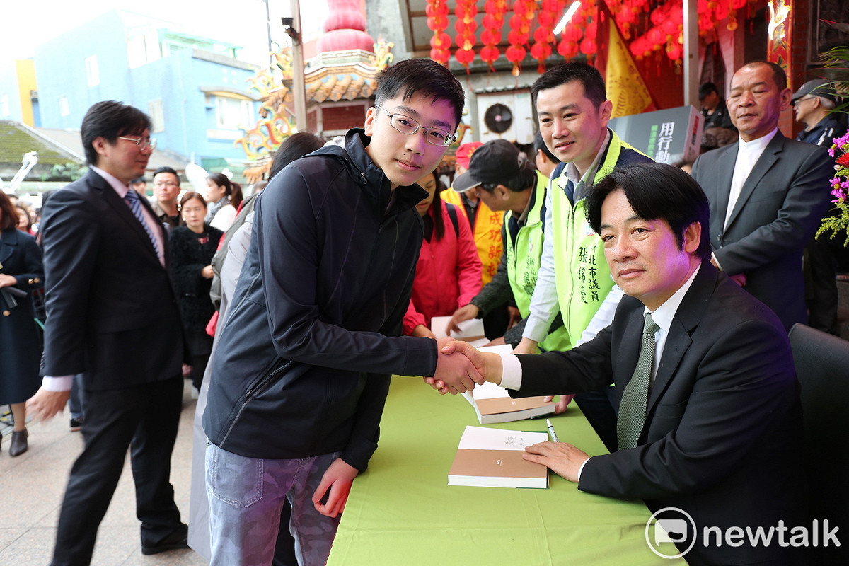 前行政院長賴清德下午出席《用行動帶來希望》新北萬里場簽書會。 圖：賴清德辦公室 / 提供